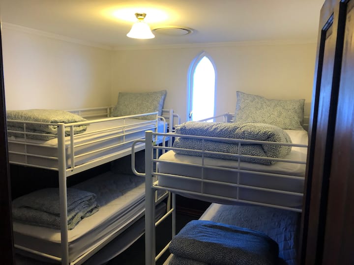 غرفة النوم 3 - 2 × مجموعة من الأسرّة ، جميع الأسرّة الفردية.