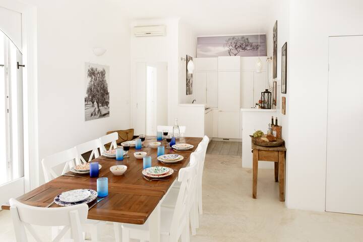 Beautiful Villa with garden + pool. Safe for kids. gallery image 5