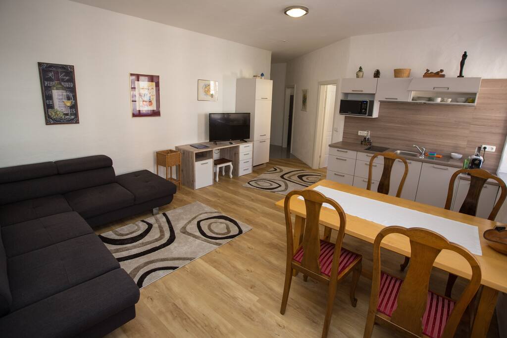 Wohn-/Esszimmer mit ausziehbarem Schlafsofa