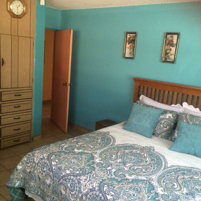 Recamara , cuenta con cama Queen , Sofa y Closet