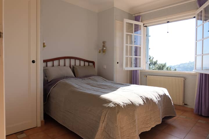 Спална соба 2 на горниот кат. Нова бања. 