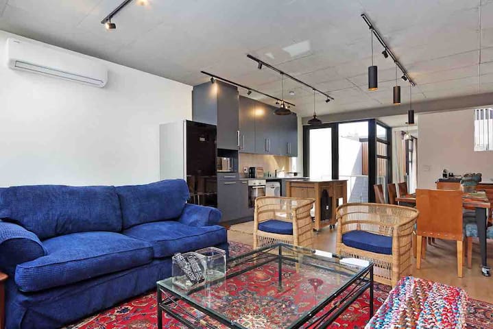 Luxury 4 bedroom en suite home & indoor fireplace.