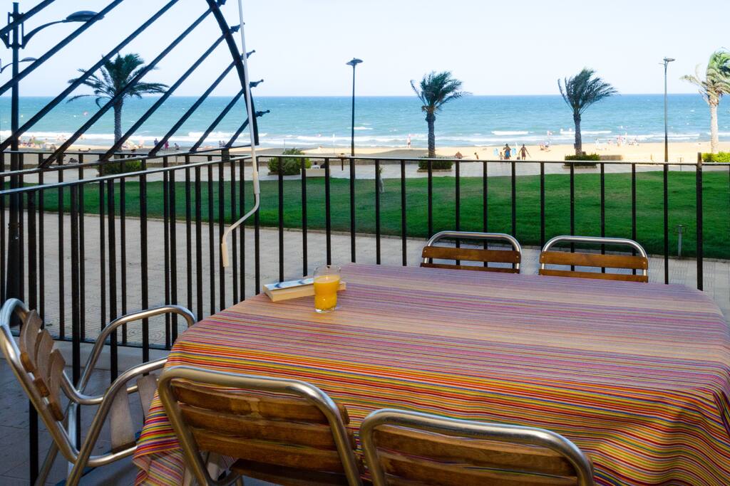 Terraza equipada con mesa y sillas.
Terrace equipped with table and chairs.