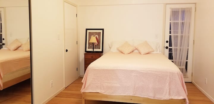 Приватна спална соба со голем, огледален плакар