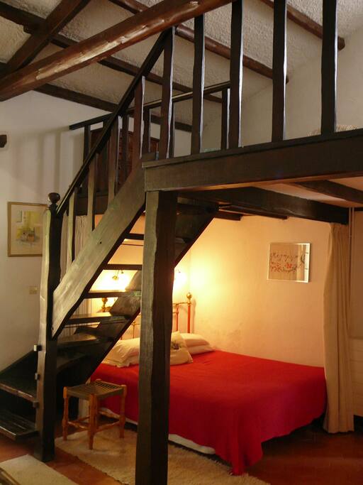 Double bed alcove