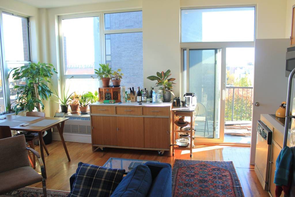 Living room, with a view to the porch.