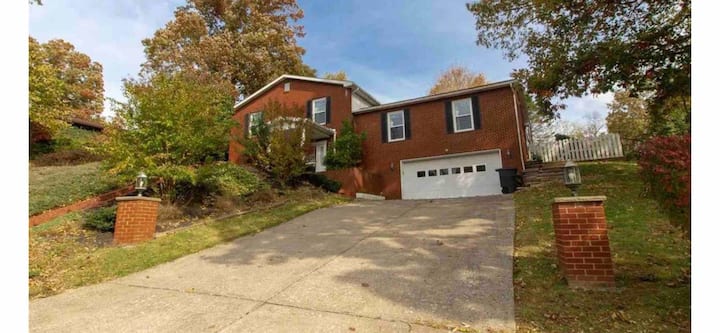 Vyumba 4 vya kulala,
vyumba 3 vya kulala,
vyumba 2 vya kuishi,
Gereji ya magari 2,
Baraza limebadilishwa kuwa ukumbi wa mazoezi,
Usalama/intaneti.