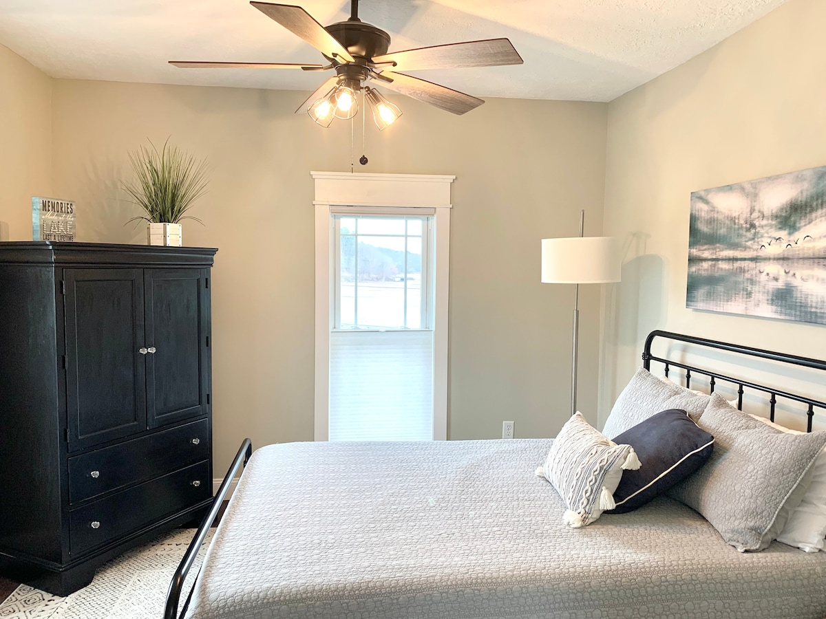 Master bedroom with a queen bed.