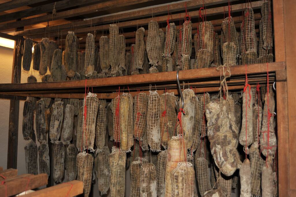 Séchage de la charcuterie de la ferme