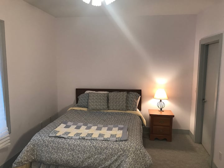 Dormitorio de abajo cama tamaño queen