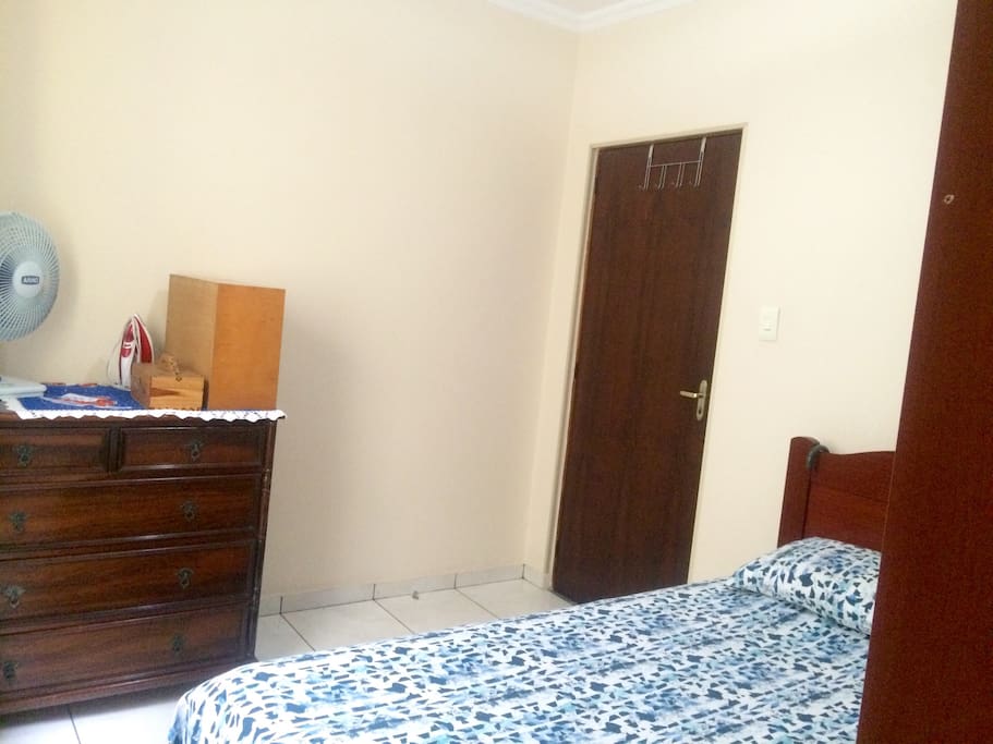 Quarto: 2 lugares. Cama box.