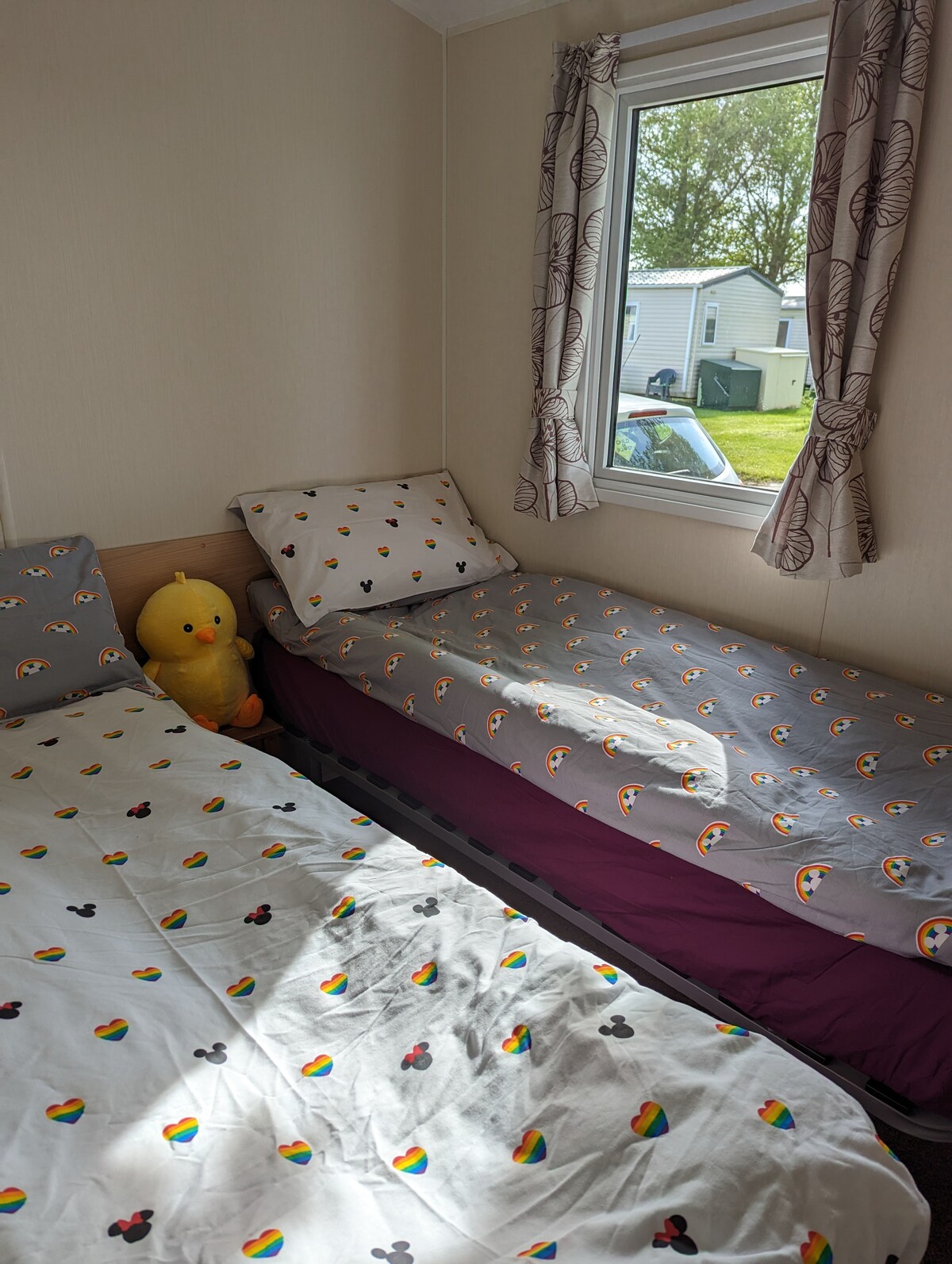 第二间卧室配备2张1米宽单人床