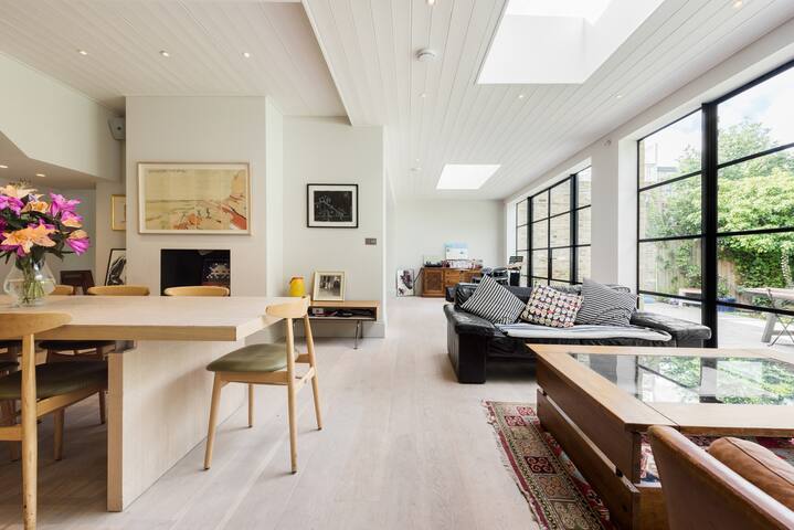 Fun & spacious family home opposite stunning park gallery image 2