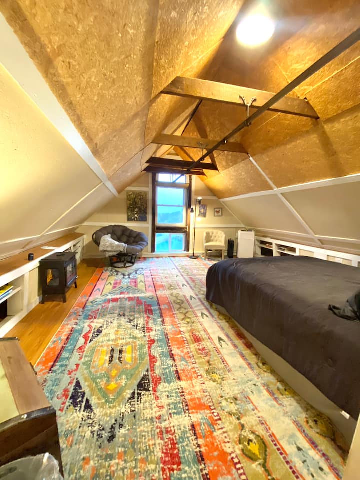 Штала сено за спиење со брачен кревет (широк 150-179 см) 