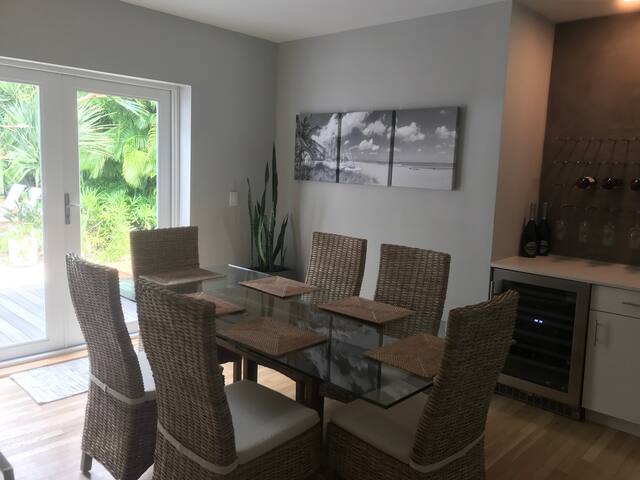 Modern Oasis gallery image 5