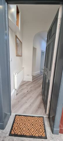 Large 4 bed (sleeps 8) Castle View – refurbished gallery image 3