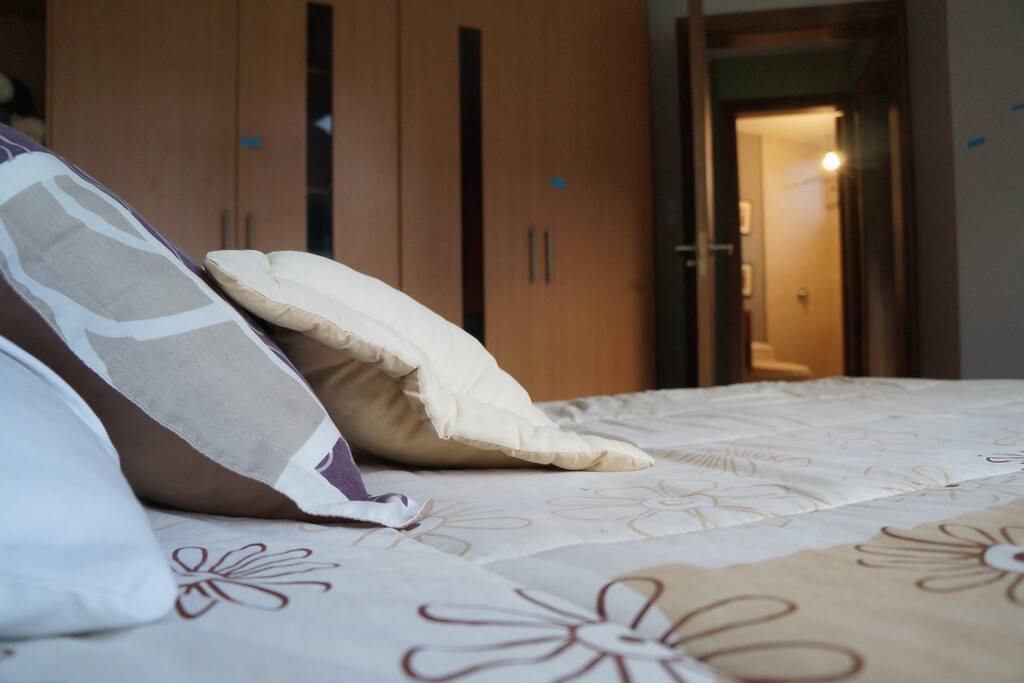 dormitorio independiente con guarda ropa