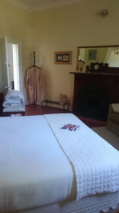 Postmasters Suite, Queen bedroom