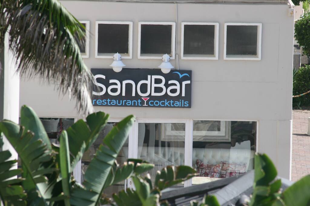 3 x Restaurants 30 meters away