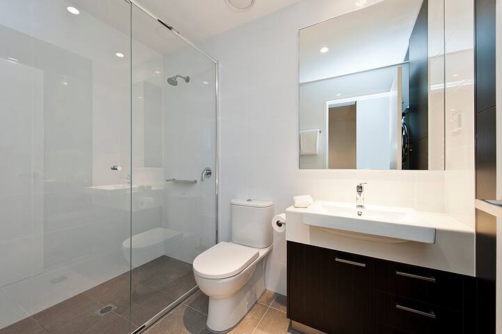 Modern Two Bedroom Apartment in the Heart of Rockingham gallery image 5