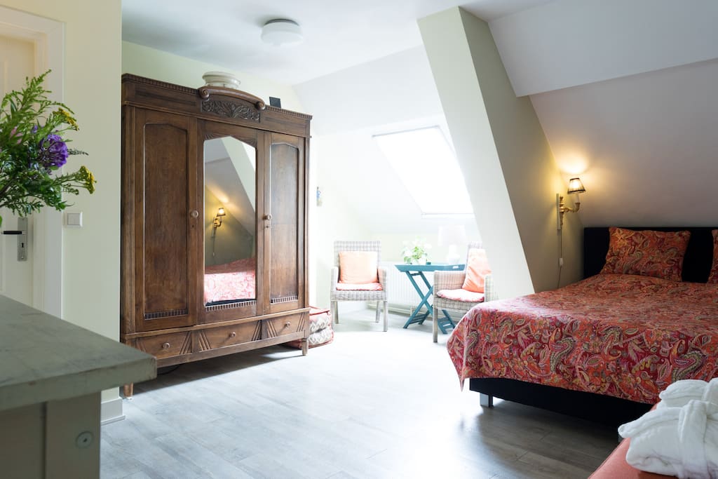 Kamer Cabernet; ruime, sfeervolle kamer