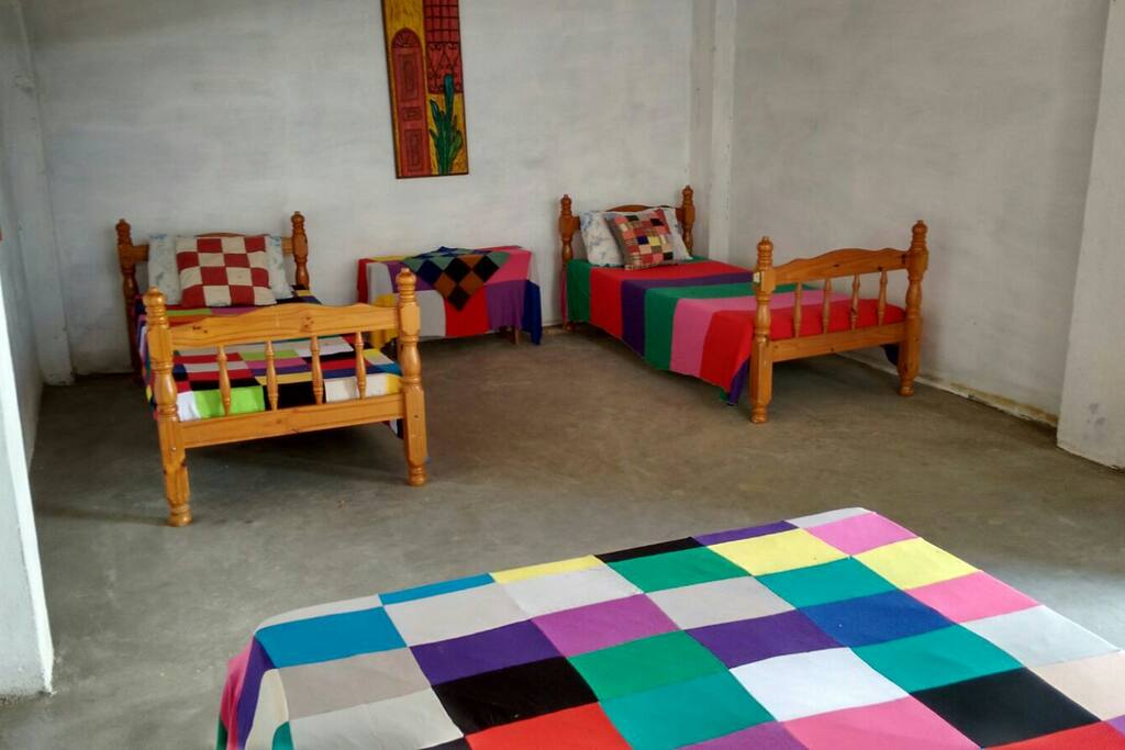 Quarto com 2 camas de solteiro e 1 de casal