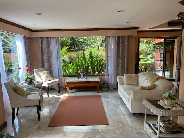 5 Bdrm Garden Home in Heart of Bangkok