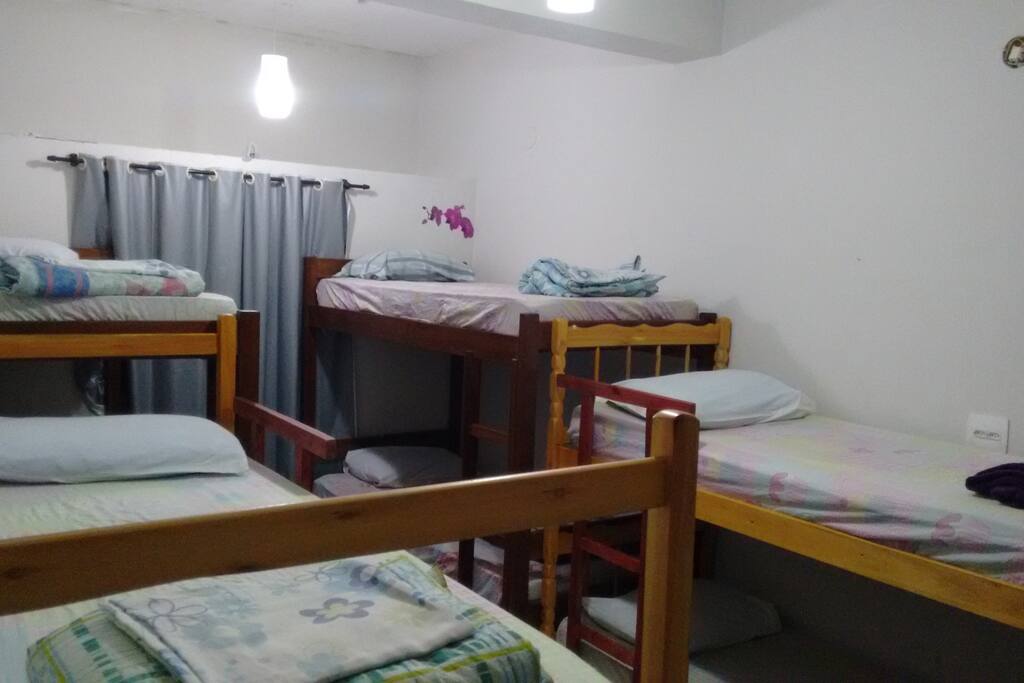 Quarto coletivo para até 8 pessoas.