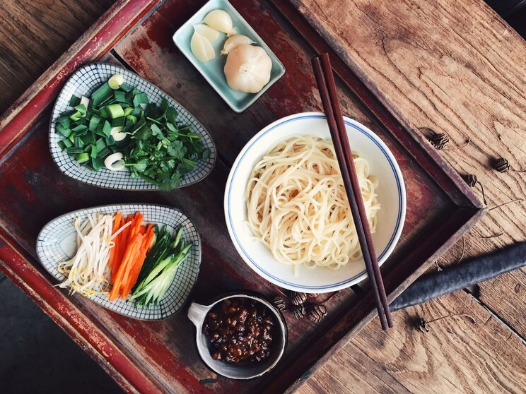 Show full-screen, host-provided image