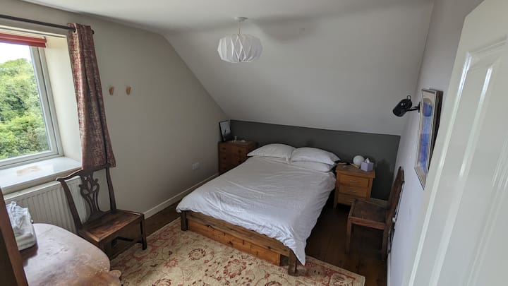 Dormitorio 3. Vistas a la cama doble y al valle. 
Sábanas de algodón orgánico de 400 hilos. 