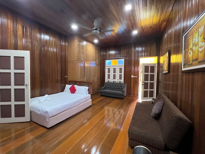 Първа спалня с двойно легло queen size и 2 разтегателни дивана