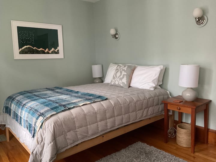 Двойно легло с луксозно спално бельо