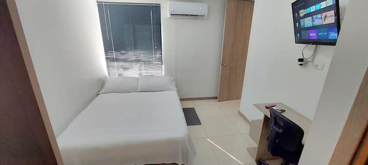 GLAVNA SOBA S ORMAROM I KUPAONICOM