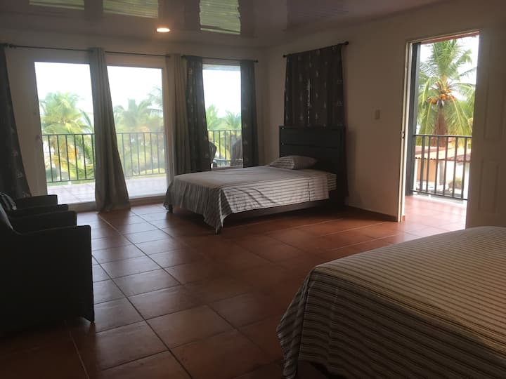 ห้องนอน #1 พร้อมเตียงควีนไซส์และเตียงเต็มรูปแบบม่านทึบห้องน้ำเคาน์เตอร์พร้อมไมโครเวฟและตู้เย็นขนาดเล็กระเบียงขนาดใหญ่และวิวทะเล