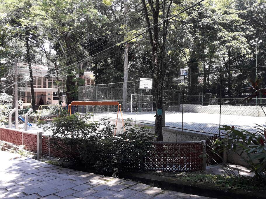 PLAYGROUND, QUADRAS ESPORTIVAS COM O RESTAURANTE AO FUNDO