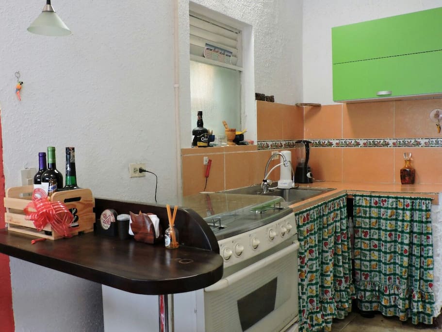 Cocina con estufa y nevera.