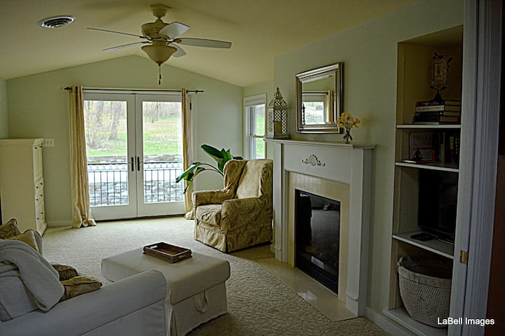 Სტუმრების ფლიგელი ცალკე მოსასვენებელი ოთახი ბუხრით და ჯულიეტას აივნით
Ტყუპი ზომის გასაშლელი დივანი. 
Ჯიბის კარები საშუალებას იძლევა, სტუმრების ფლიგელში იყოს ორი ოთახის ან საზიარო საცხოვრებელი სივრცის ნაწილი. Აუზის შესანიშნავი ხედი