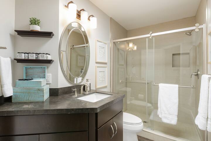 Seven Bedrooms in La Jolla Village gallery image 5