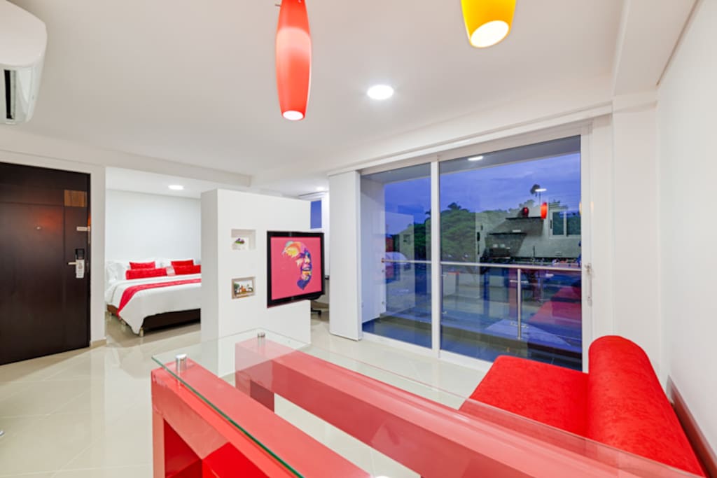 Suite con balcón para disfrutar el clima y vista de la ciudad- suite with Balcony to enjoy Cali's weather and view