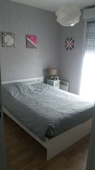 chambre pour 2 avec porte fenetre avec volet roulant sur parking fermé de la résidence