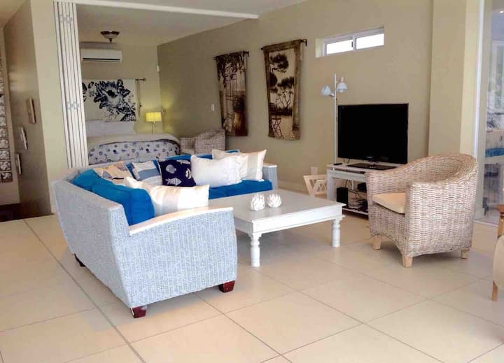 Área de sofá con TV y dormitorio principal detrás,con una fabulosa vista al mar.
El dormitorio principal tiene persianas para cerrar por privacidad.