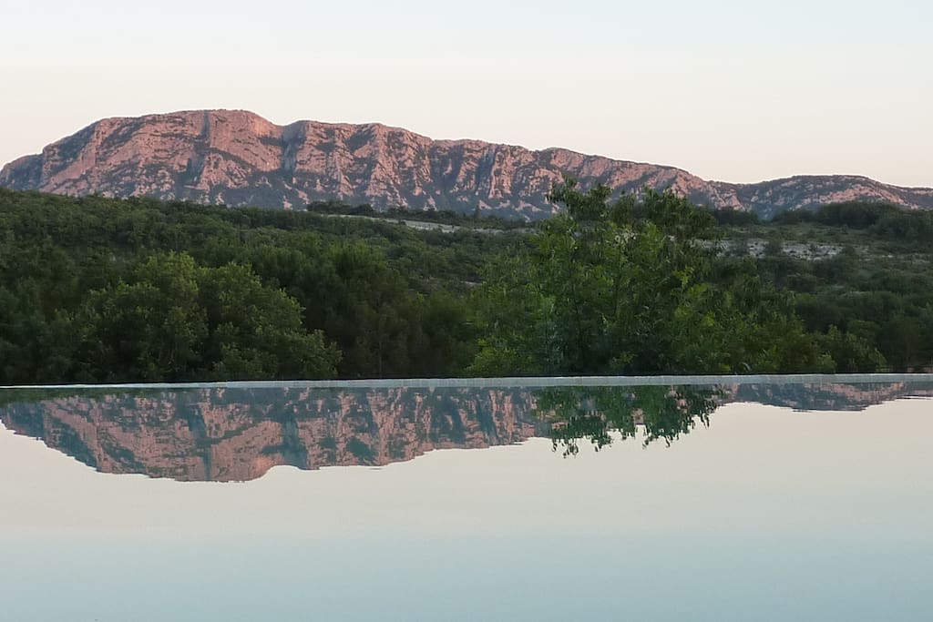 Piscine à débordement, le Pic Saint-Loup au soleil couchant