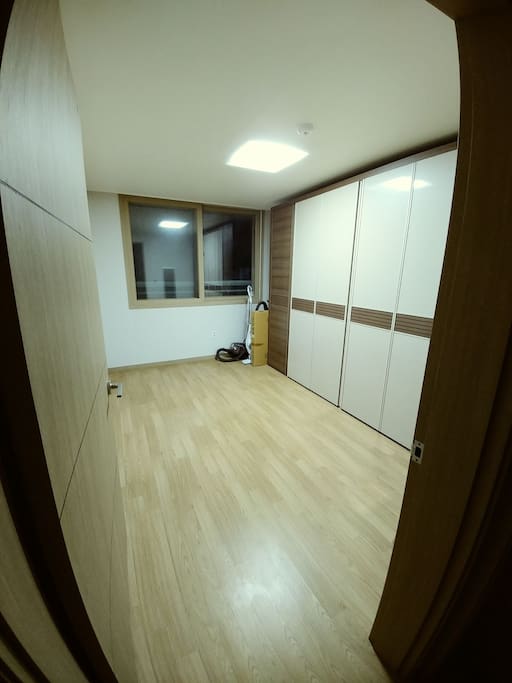 게스트 이용방 라꾸라꾸침대 구비 창문 열면 바로 산이라 공기좋음
