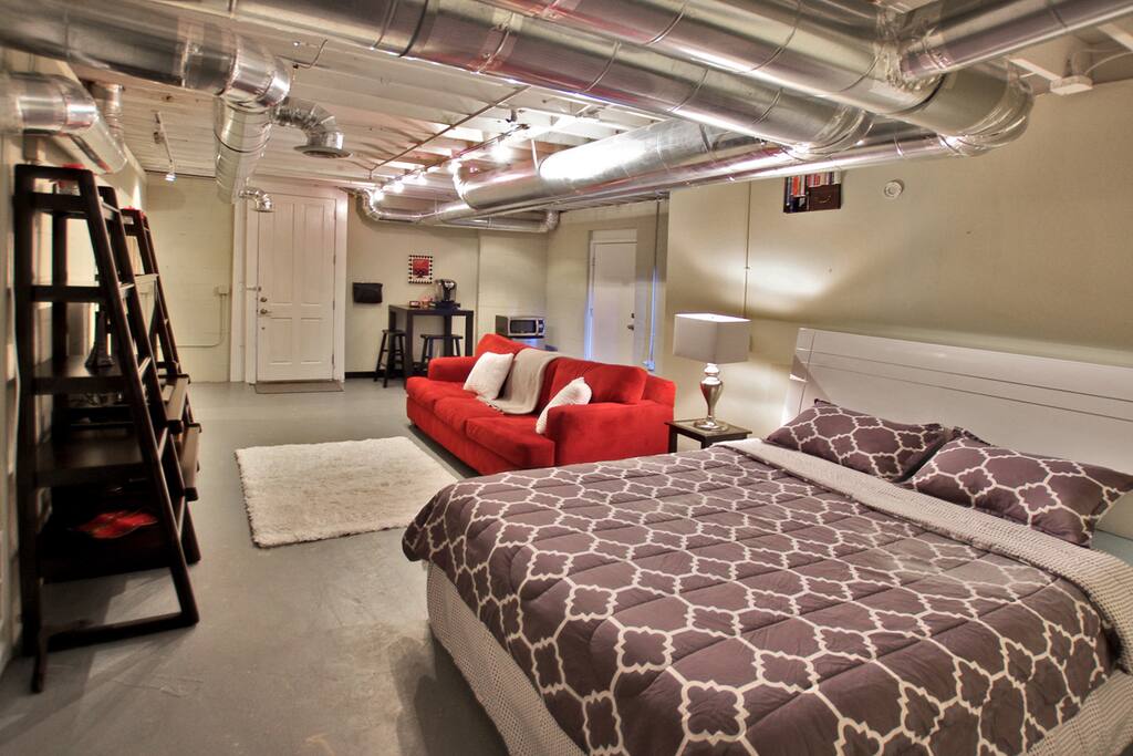 1st Level
Queen Bed
Table/Fridge/Microwave/Keurig