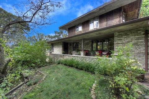 Safe, secluded St Paul house w/hot tub, sauna,