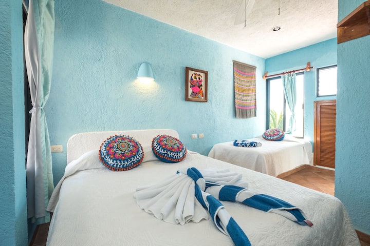 Спалня за гости с двойно и единично легло