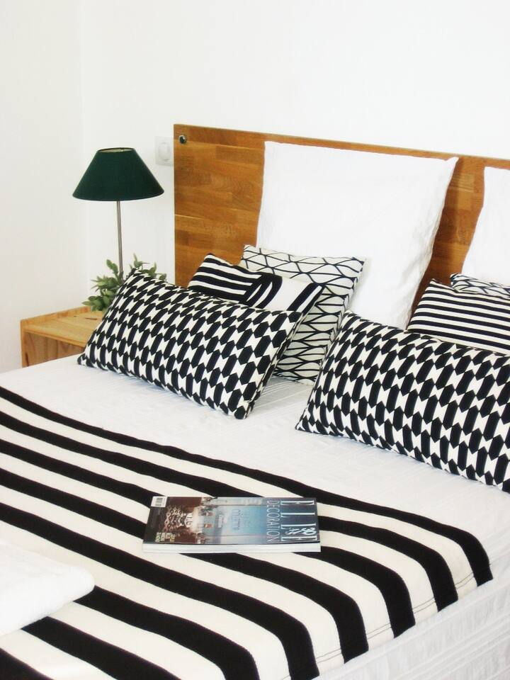 Chambre 1 : claire et apaisante. Lit double 140 cm