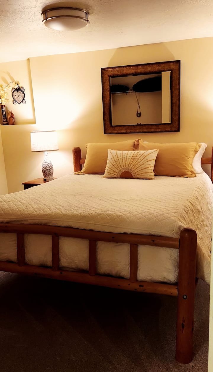 Përgatitu të flesh si një foshnjë në krevatin shumë të rehatshëm me madhësi dopio "queen". Vër re jastëkë shtesë në krevat dhe shtroja shtesë në dollap. 