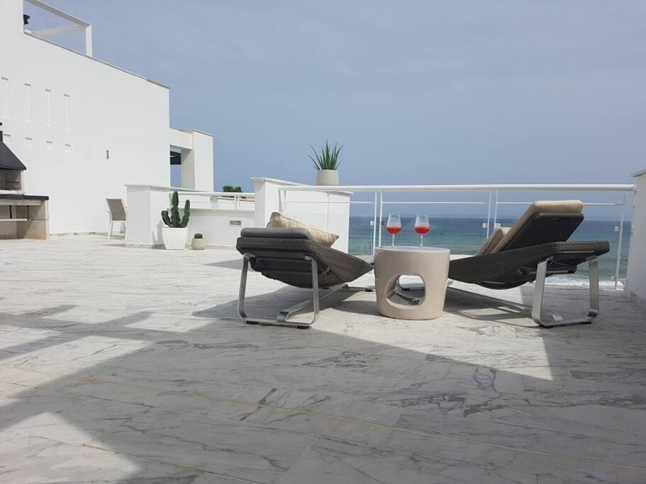 2 confortables chaises longues