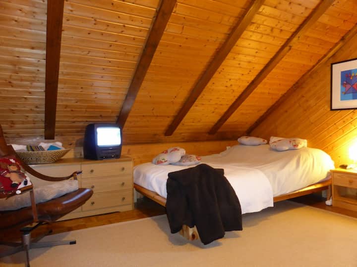 eneo la kulala 2 na kitanda cha watu wawili